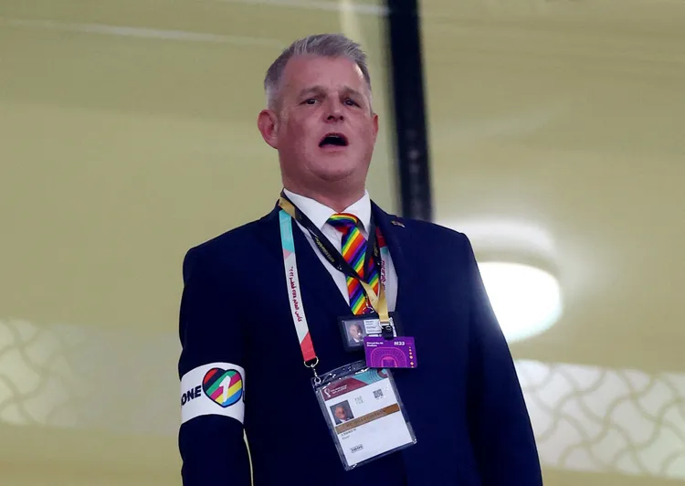 一名英國國會議員在觀看威爾斯對英格蘭比賽時配戴「同一份愛」彩虹臂章。路透社資料照片