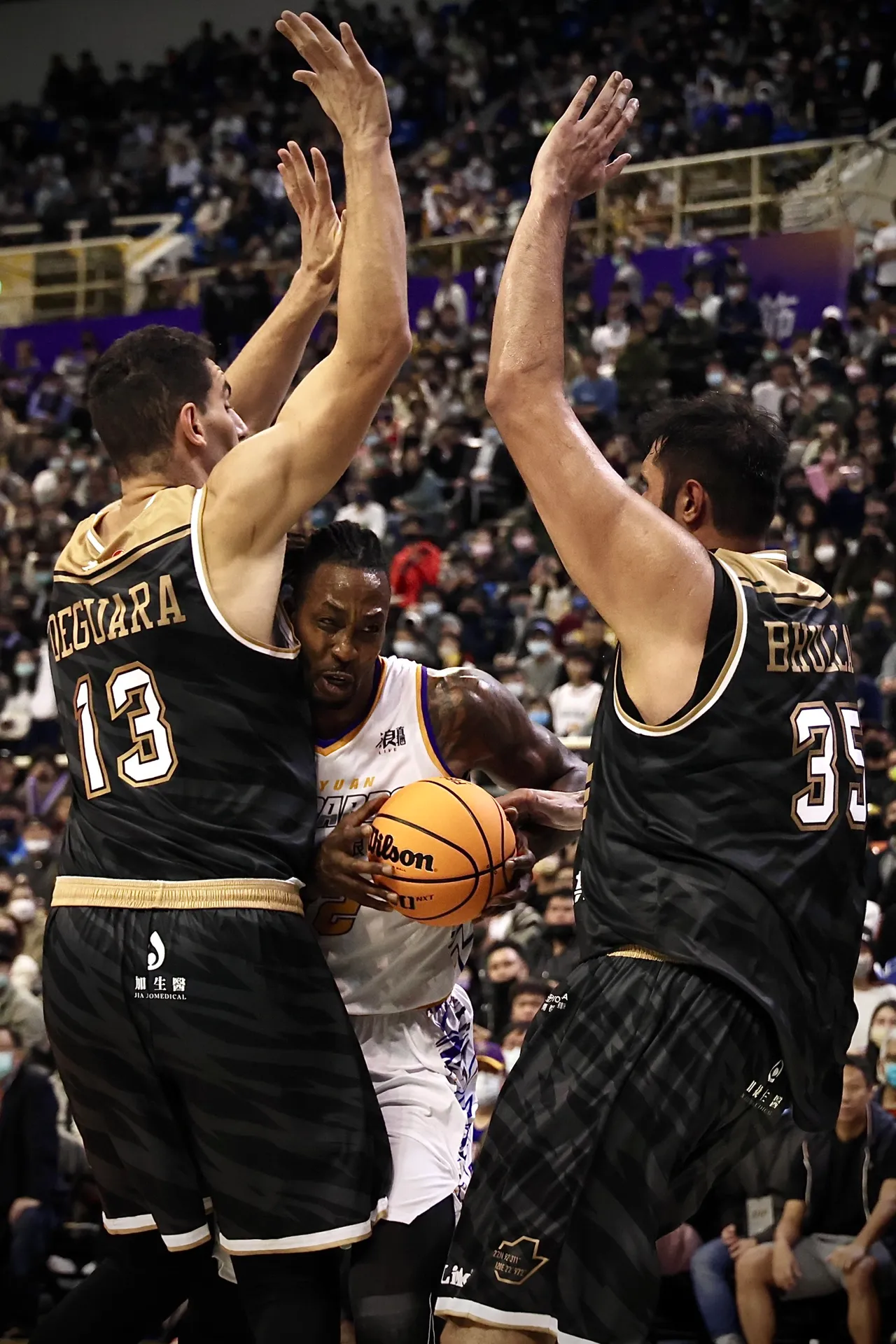 霍華德遭到嚴加看管。林林攝