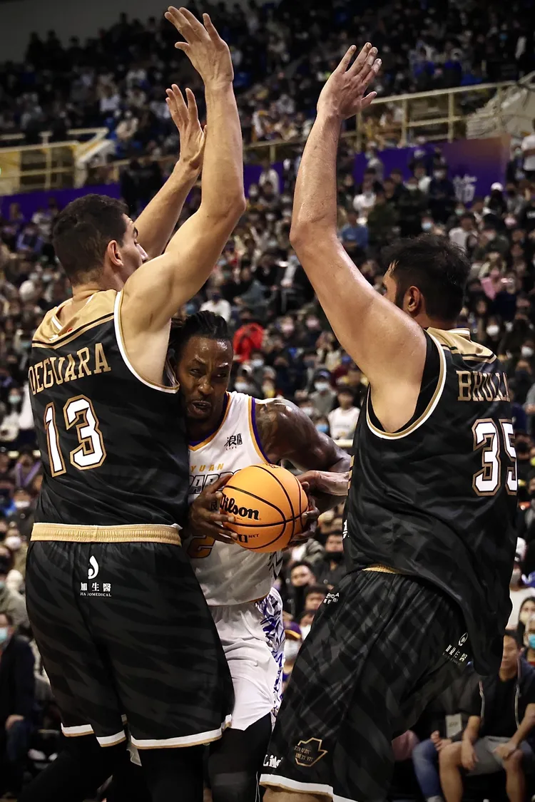 霍華德遭到嚴加看管。林林攝