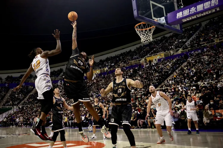 霍華德(左)在禁區遭到嚴加看管。林林攝