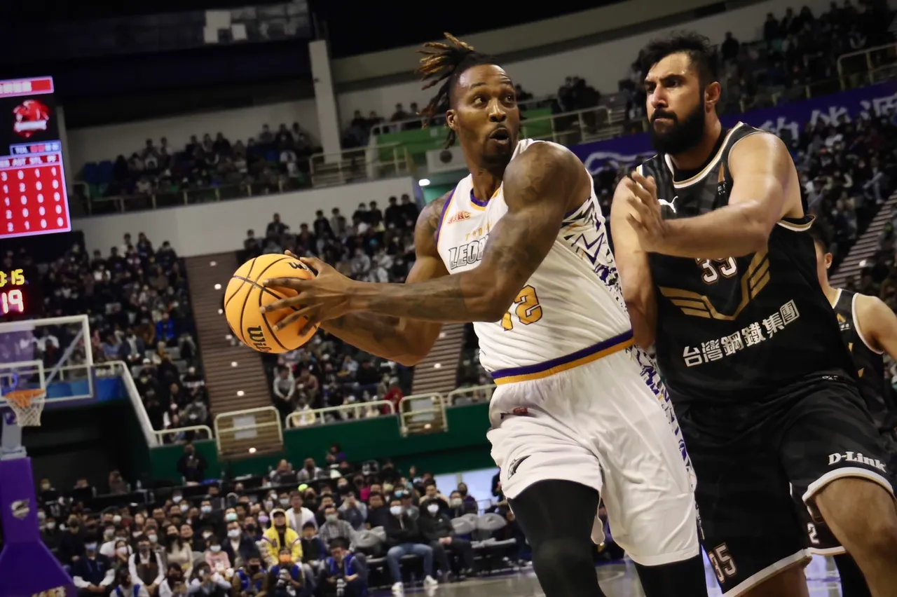 霍華德(左)使出渾身解數。林林攝