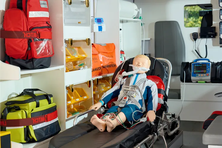 該救護車配備包含加護型急救箱、多功能心臟電擊監視器、喉罩呼吸道組等完善的救護裝備器材。新竹馬偕醫院提供