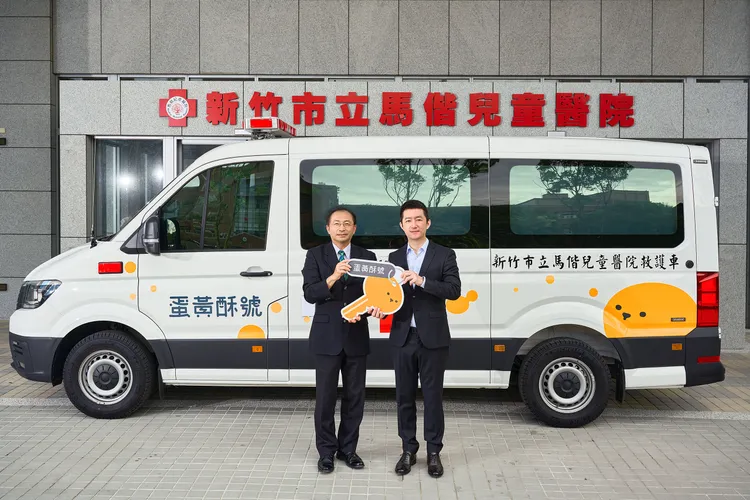 愛康衛生棉董事長黃家駿（右）代表捐贈「蛋黃酥號」救護車。新竹馬偕醫院提供