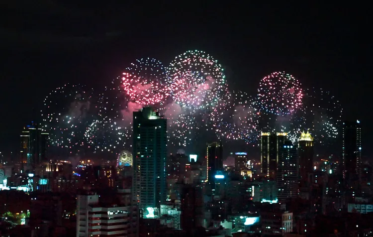 Smile One精緻涮涮鍋是網路打卡熱點，往年也都能看到跨年煙火。業者提供