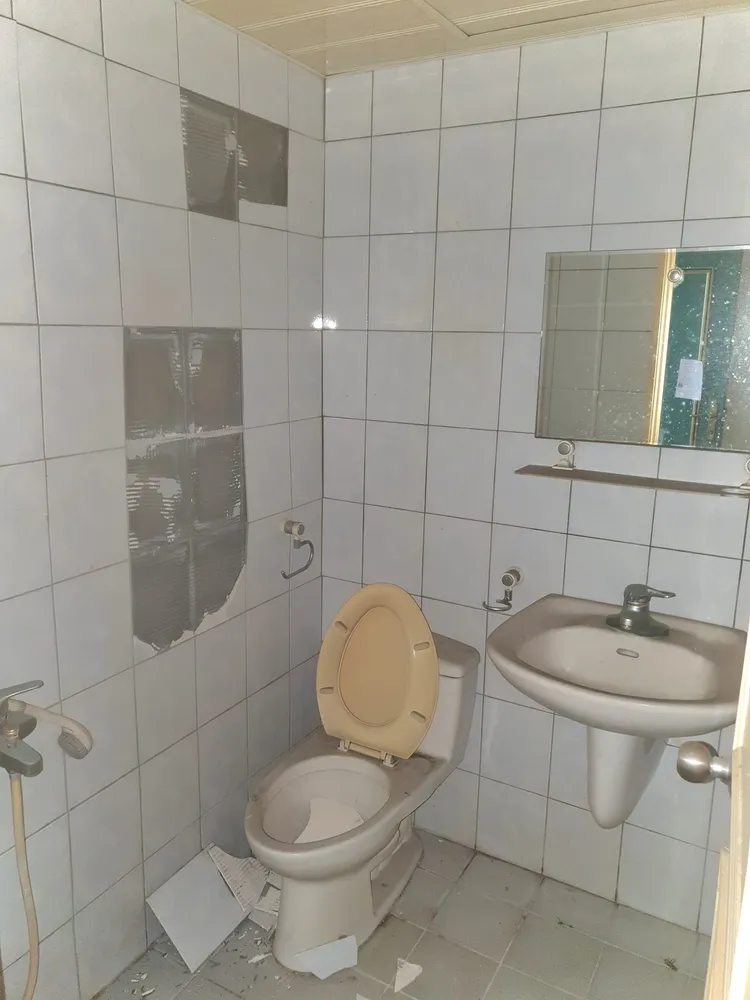 網友除質疑開價偏高，還驚駭留言「人都還沒有走。」「人都還坐在馬桶上沒退租是在賣啥啦」。翻攝售屋平台