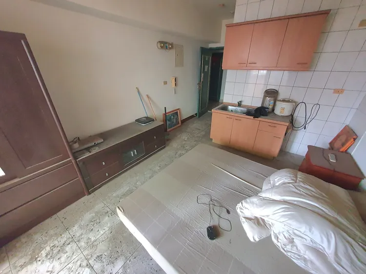 根據委託仲介說法，套房的陽台遮雨棚上方會漏水，磁磚有多處澎拱，折讓價金須由買方負責修繕。翻攝售屋平台