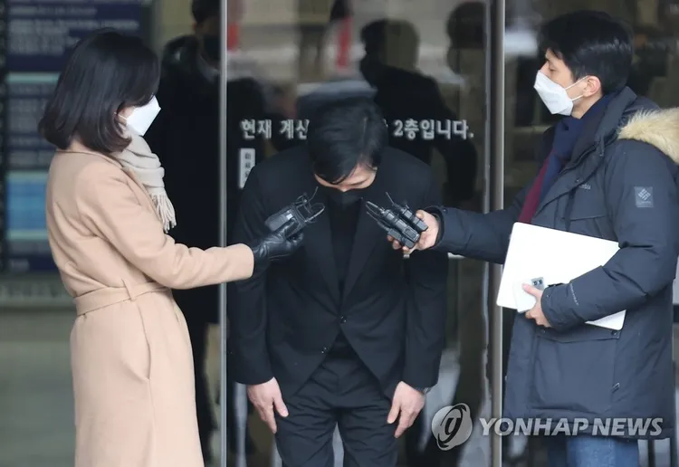 梁鉉錫（中）步出法院向大眾鞠躬。韓聯社