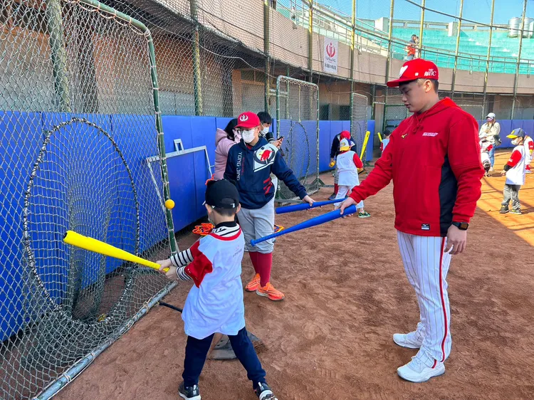 劉基鴻指導小球員打擊技巧。  頂新和德文教基金會提供