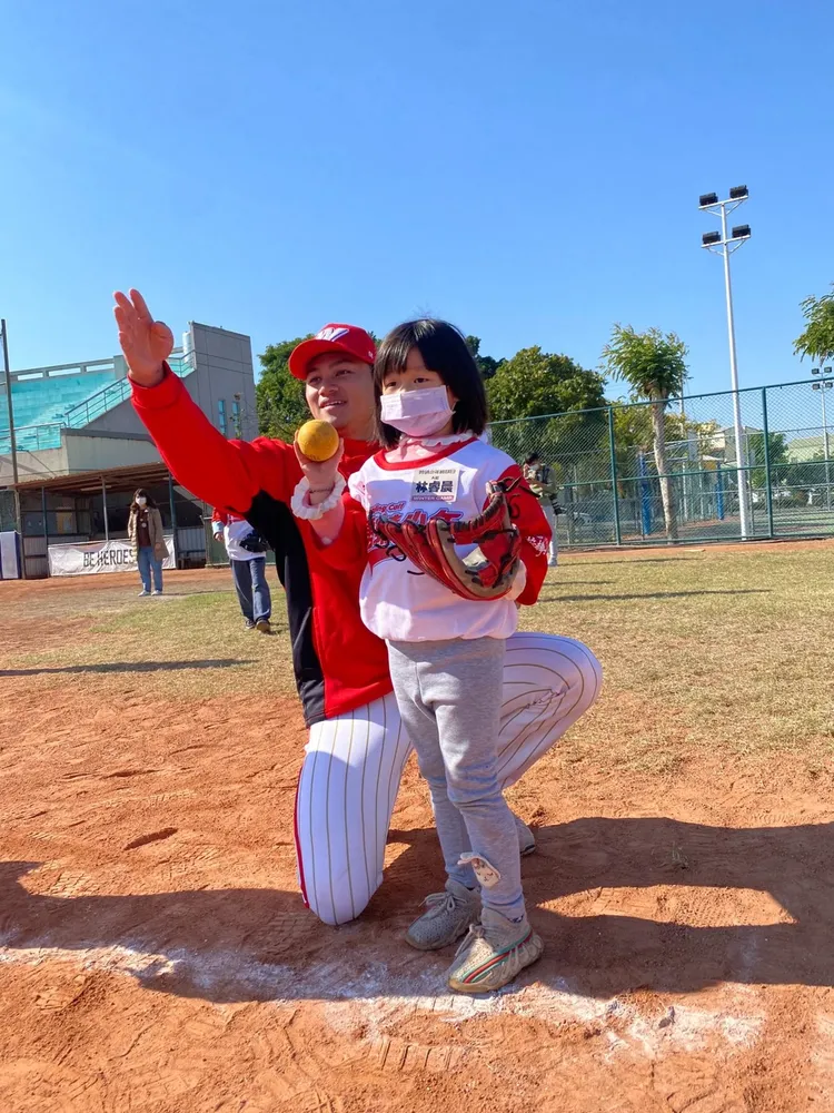 徐若熙指導小球員投球技巧。  頂新和德文教基金會提供