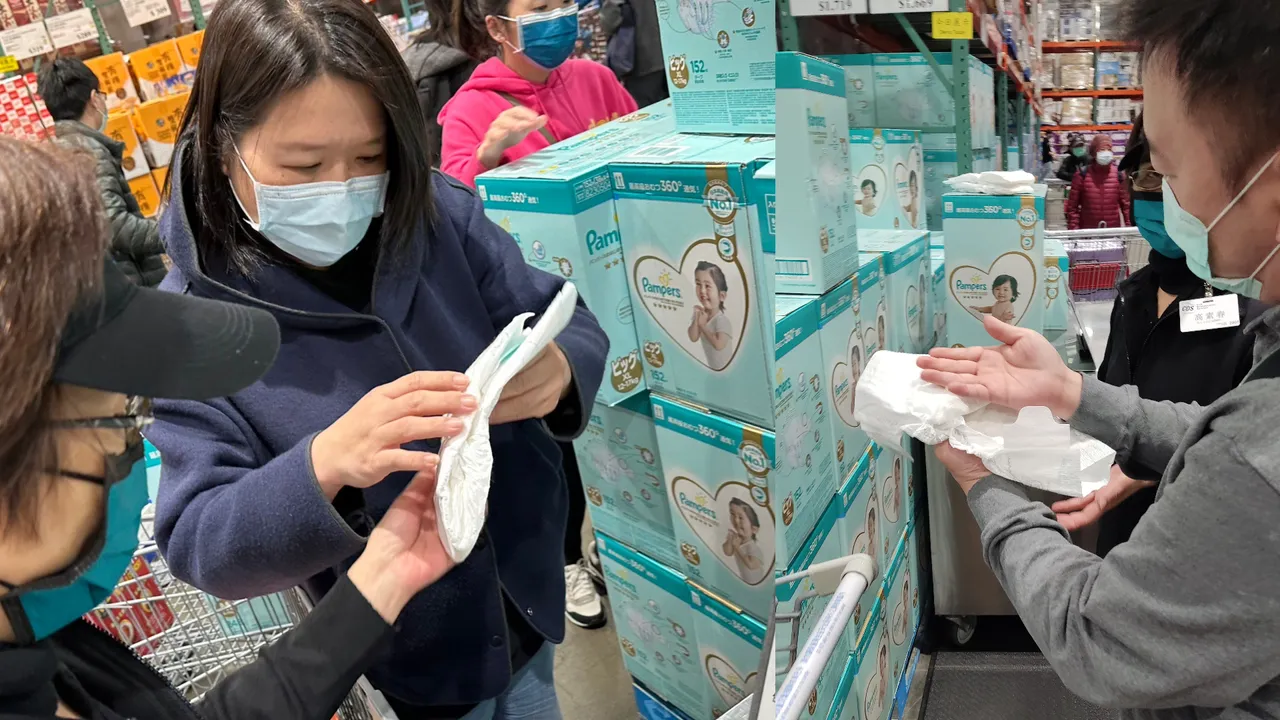 賣場有樣品可以讓民眾實際觸摸感受幫寶適的舒適表層,S/M/L/XL的大小也可以比較,不怕買錯尺寸。