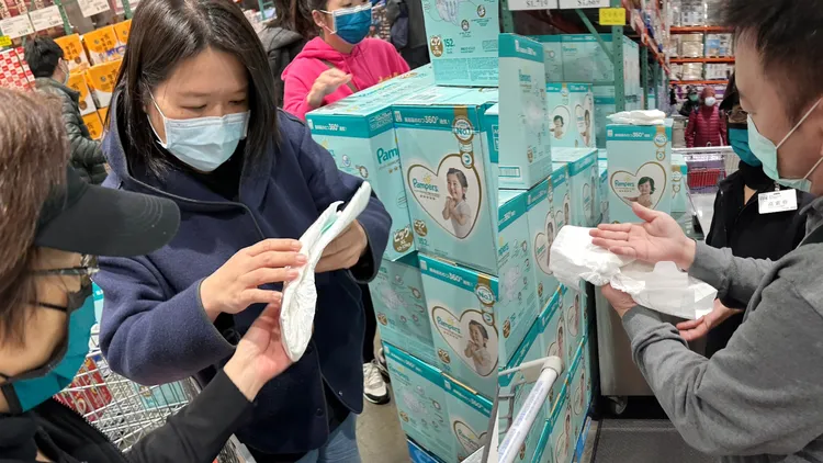 賣場有樣品可以讓民眾實際觸摸感受幫寶適的舒適表層，S/M/L/XL的大小也可以比較，不怕買錯尺寸。