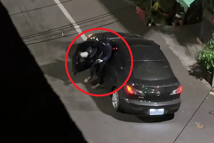 林姓少年手持衝鋒槍，到透天民宅開6槍。讀者提供