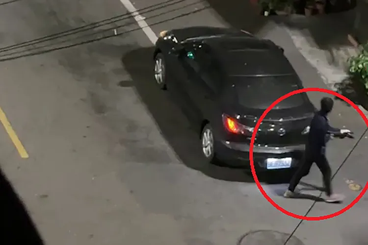 林姓少年邊走邊拉槍機，相當冷靜，開了槍就跑。讀者提供