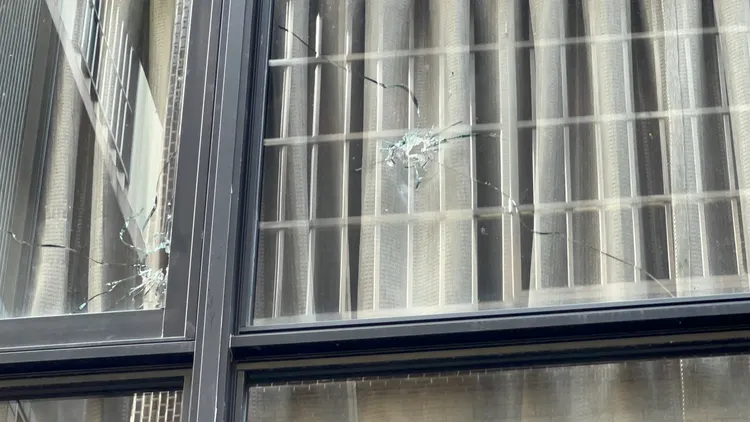 2樓窗戶玻璃則有2個蜘蛛網狀彈孔。資料畫面