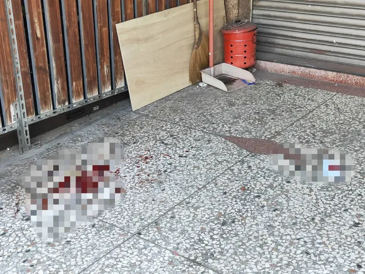 案發地點地面上留下血跡。警方提供