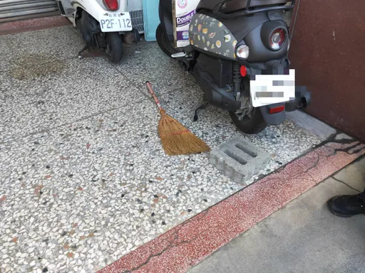 真人版「部落衝突」 鄰居鐵條石塊互相傷害!為停車糾紛血濺騎樓