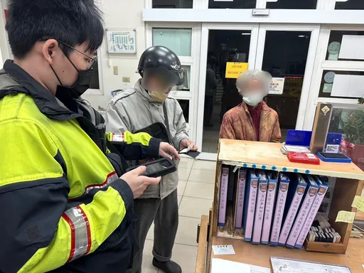 天氣冷颯颯2老人街頭迷途 桃園暖警連絡家人助回家