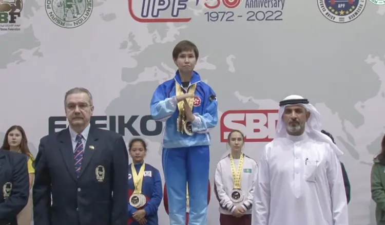 金牌選手連煒楨示意停止播放歌曲。YouTube影片截圖