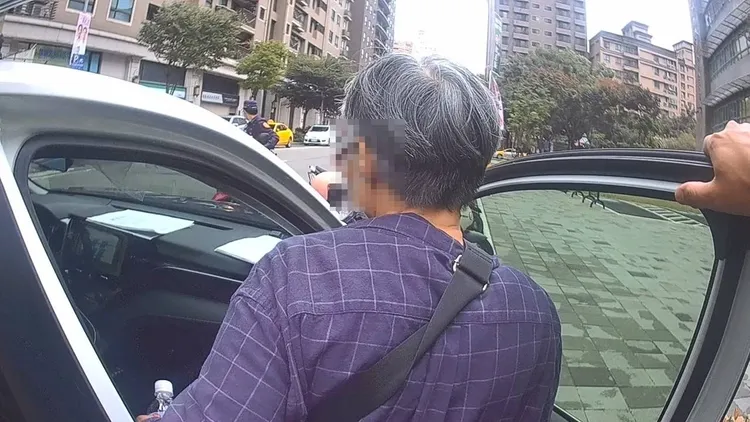 警開車送老婦返家。桃園警分局提供