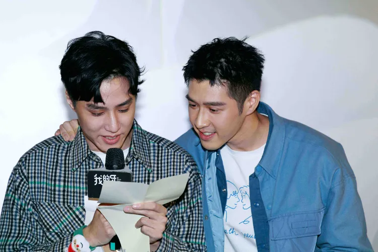 余晉（左）念手寫信給吳岳擎聽。結果娛樂提供