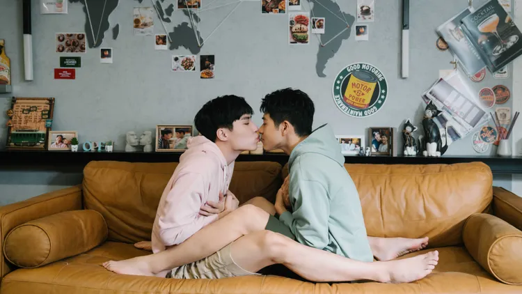 吳岳擎（右）、余晉仰臥起坐之吻。結果娛樂提供