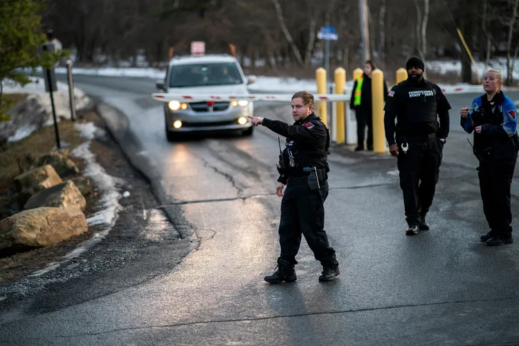 嫌犯近日在賓州落網時，警方封鎖現場周邊道路。路透社