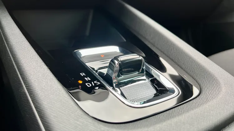 7速雙離合器自手排變速箱邏輯及效率令人激賞，如今排檔都已採電子撥桿型式操作。陳志淵攝