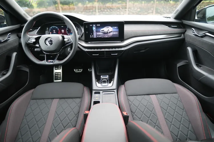 因應性能形象，Octavia RS車艙以黑色頂蓬、黑色麂皮為基礎，搭配紅色的元素點綴，並配RS三輻平把方向盤。陳志淵攝