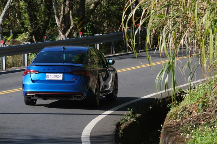 運動懸吊調校除了在彎道中保有優異支撐性外，面對坑洞彈跳的處理反應也堪稱有容許度。陳志淵攝