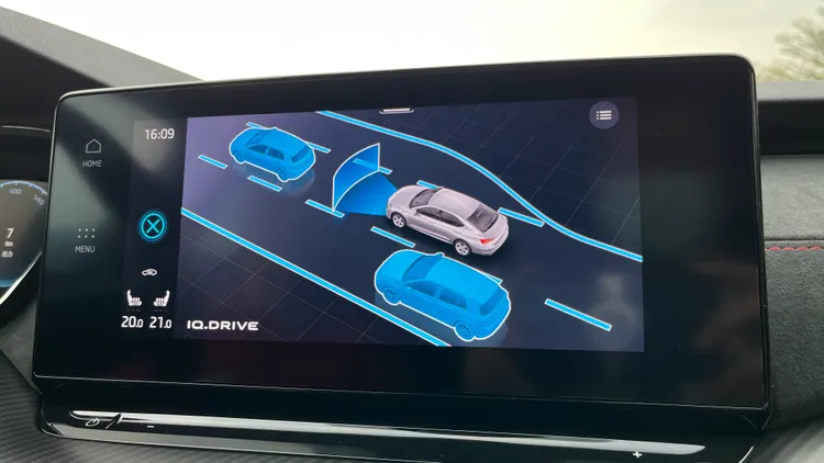 除了標配完整的Level 2半自動駕駛輔助系統，Octavia RS同時也配置了10具SRS氣囊。陳志淵攝