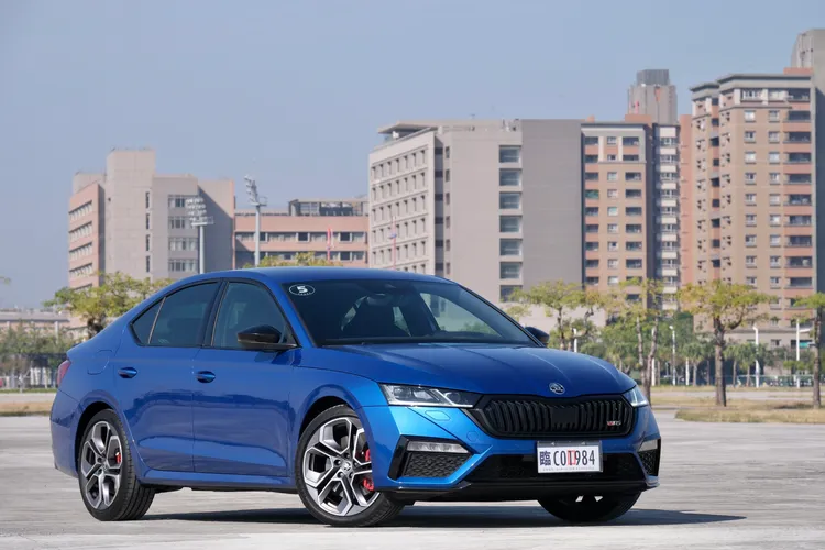 Octavia RS外觀採用黑化水箱罩、後視鏡外蓋、窗框等元素，全車覆上專屬空力套件殺氣十足。陳志淵攝