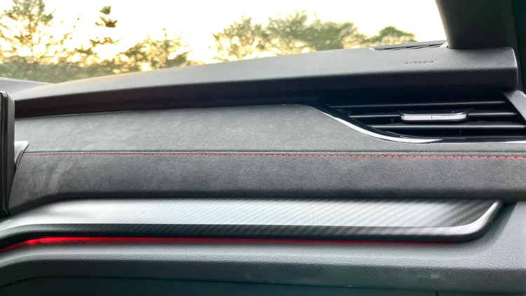 麂皮材質中控台搭配類碳纖維飾板，增加不少個性化氣息，並標配環艙氣氛燈。陳志淵攝