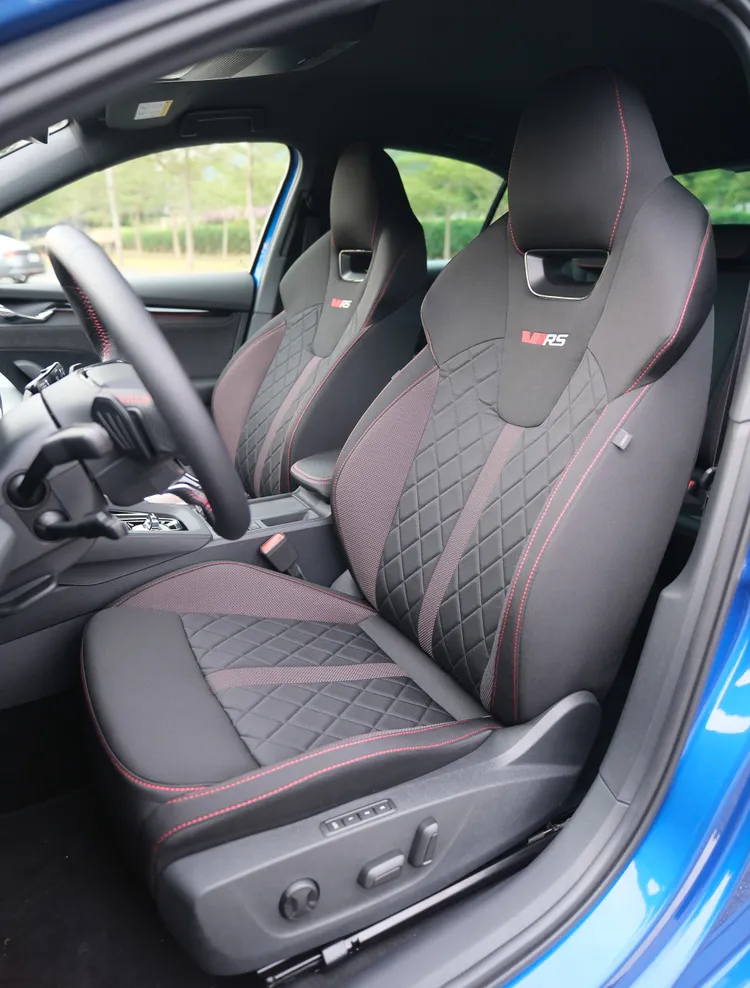 一體式的跑車座椅表面以雙色織布為主，有相當優異的支撐性及包覆性，均採電動調整功能。陳志淵攝