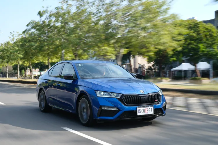 在標準型車模式下，Octavia RS駕駛起來從容又有快意，不需繃緊神經也能輕鬆使喚。陳志淵攝