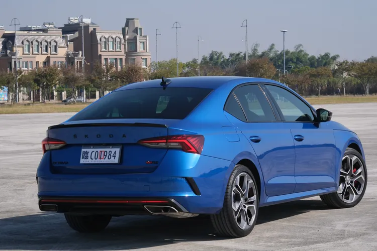 順著傾斜的C柱來到車尾，Octavia RS五門斜背車型附有專屬黑色尾翼，保險桿則安排粗壯的排氣尾飾管。陳志淵攝