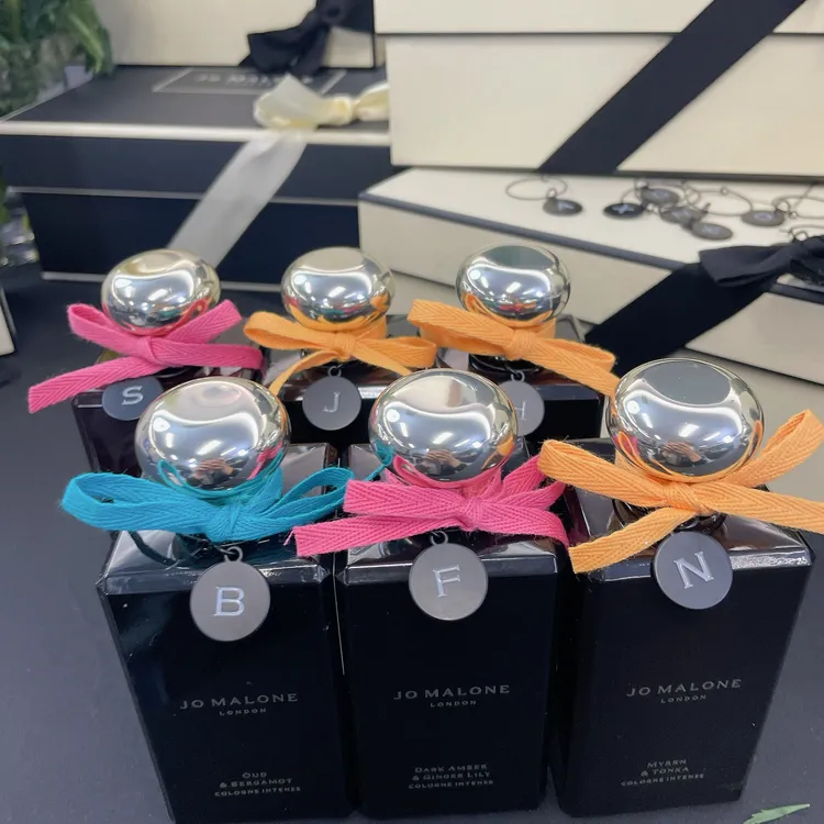 新品上市期間將贈送彩色緞帶，以及可以自選的英文小吊牌。張家玲攝