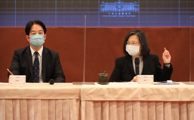 總統蔡英文（右）與副總統賴清德（左）共同出席「強化全民國防兵力結構調整方案」記者會，並接受媒體聯訪。莊宗達攝