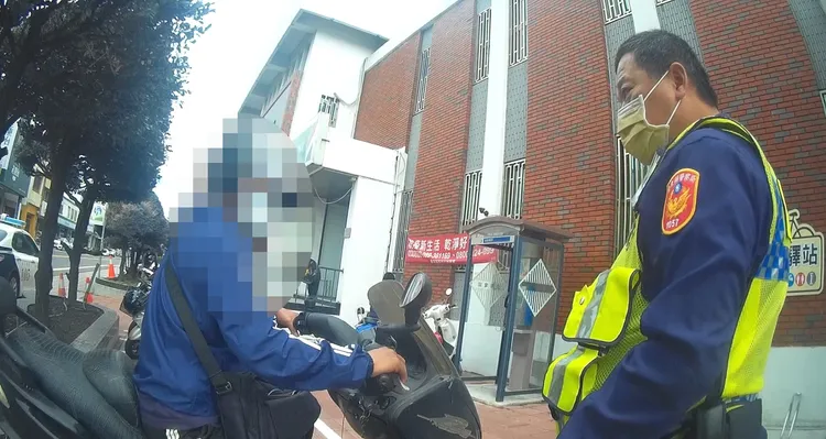 男子向警方道謝。台東分局提供