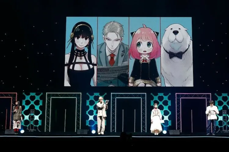 《SPY×FAMILY 間諜家家酒》的聲優早見沙織（左起）、江口拓也、種崎敦美、松田健一郎今出席活動現場表演配音。翻攝natalie