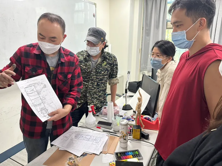 陳裕旻（左1穿紅格衣）學而優則教，被職訓延攬為動畫腳本教學的外聘老師。勞動力發展署桃竹苗分署提供