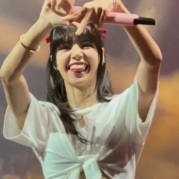 Lisa在巴黎場的Born Pink世界巡迴演唱會上，疊搭寶格麗Bzero1項鍊。翻攝blackpink_4k IG