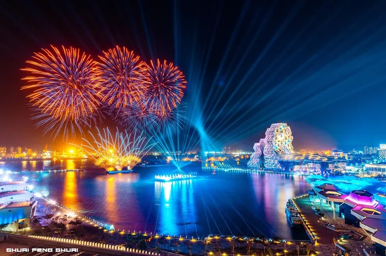 高雄市府將於12/31、1/1連續兩天，在夢時代廣場、高流廣場辦演唱會與施放煙火。高市府提供