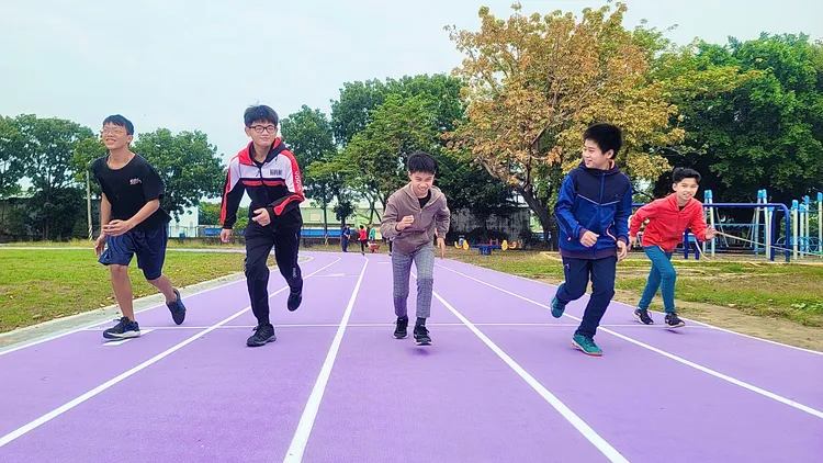 三埤國小啟用全新薰衣草紫色幸福跑道，小朋友開心跑步。校方提供