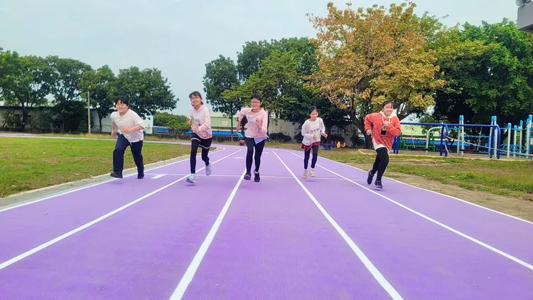 三埤國小啟用全新薰衣草紫色幸福跑道，小朋友開心跑步。校方提供
