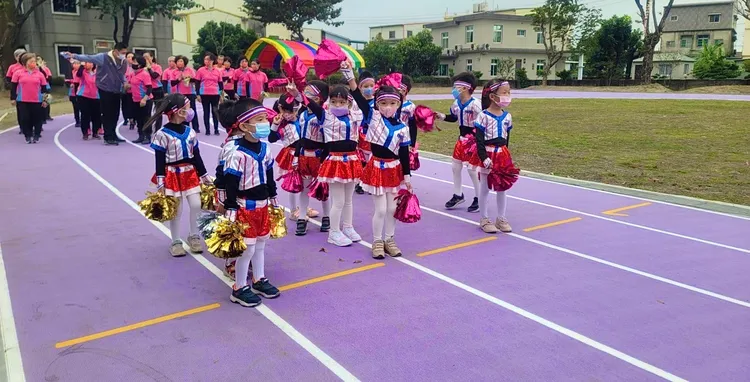 三埤國小61歲校慶，啟用全新薰衣草紫色幸福跑道。校方提供