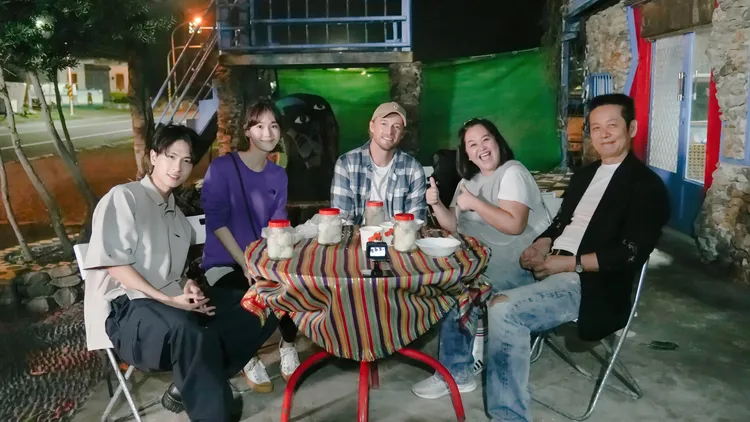 石知田（左起）、鍾瑶、法比歐、鍾欣凌、徐乃麟合體旅行。東森提供