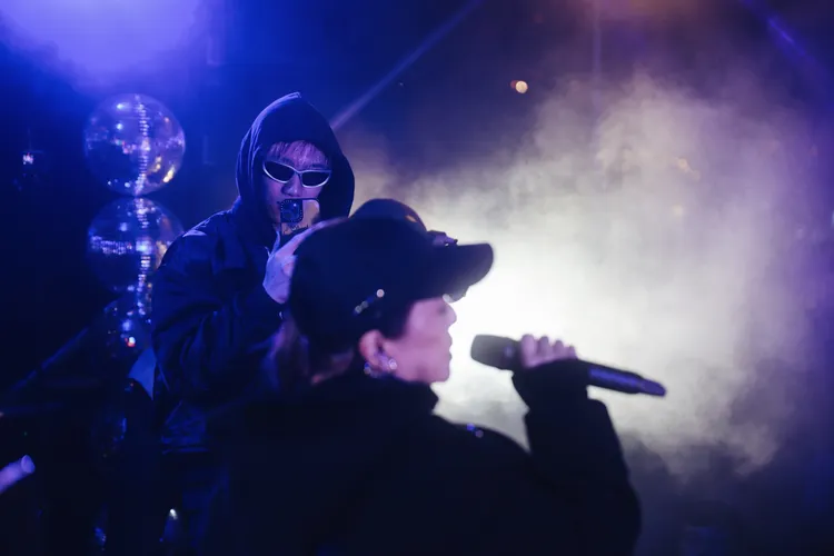 葉璦菱與兒子合唱2022版《殘缺的溫柔》。新樂園音樂提供