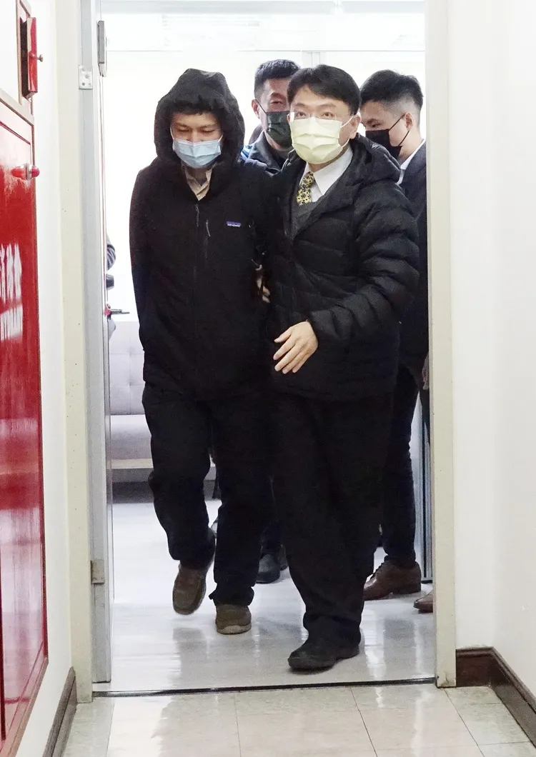 檢調帶回高虹安辦公室主任陳奐宇。莊宗達攝