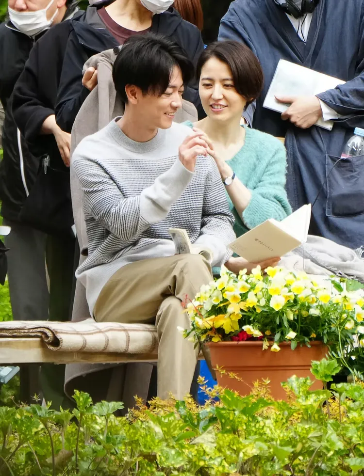 同場加映：佐藤健（左）和長澤雅美今年被捕捉到在公園拍愛情戲，該片尚未公布消息。翻攝《FRIDAY》