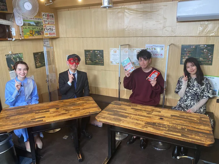 佐藤健（右二）去年在節目中被算命藝人「Getters飯田」（左二）算戀愛運。右為有村架純。tbs_pittanko推特